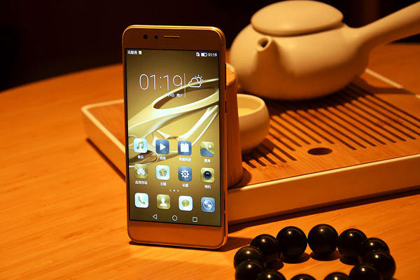 華為榮耀8發布:前后雙玻璃設計 1999元起售-鋒巢網