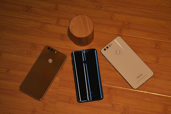 華為榮耀8發布:前后雙玻璃設計 1999元起售-鋒巢網