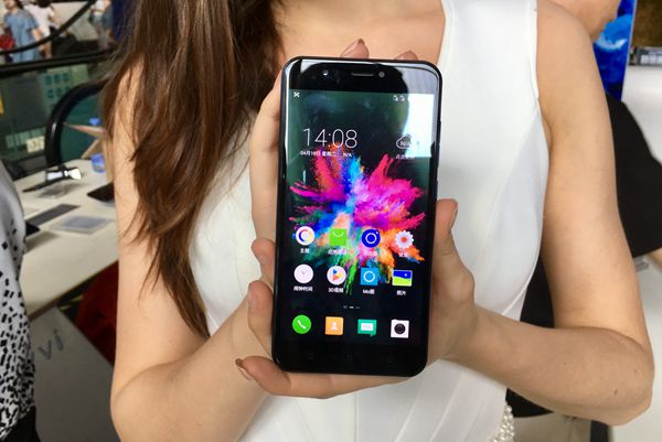 ivvi裸眼3D手機(jī)發(fā)布：2199元，4月19日開賣-鋒巢網(wǎng)