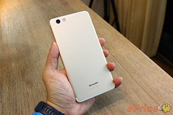 歸中國 夏普發布新機Z3:驍龍652/4G內存/3200元-鋒巢網