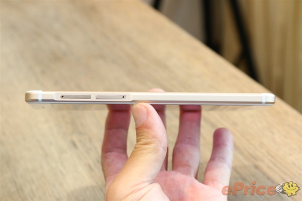 歸中國 夏普發布新機Z3:驍龍652/4G內存/3200元-鋒巢網