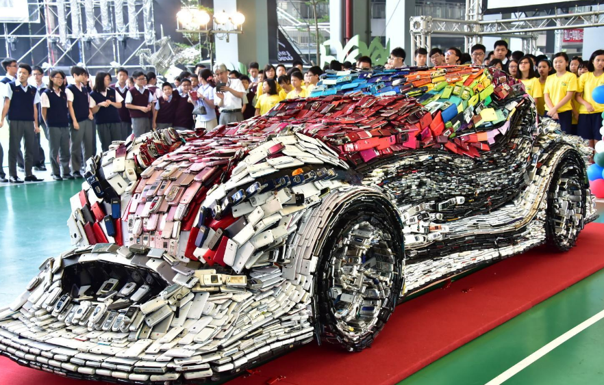 美與丑的一線之隔:臺(tái)灣藝術(shù)家用25000臺(tái)廢舊手機(jī)打造超級(jí)“跑車”-鋒巢網(wǎng)