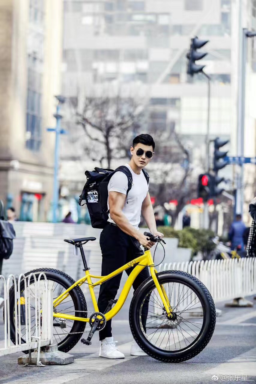 三里屯驚現(xiàn)ofo“坦克”體共享單車:這是誓要碾壓對手?-鋒巢網(wǎng)