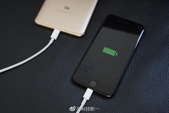 又一款iPhone充電器將發布 小米Max2將支持反向充電-鋒巢網