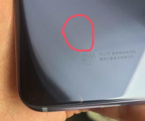 品控值得關注 三星Galaxy S8玻璃后殼內出現一根毛發-鋒巢網