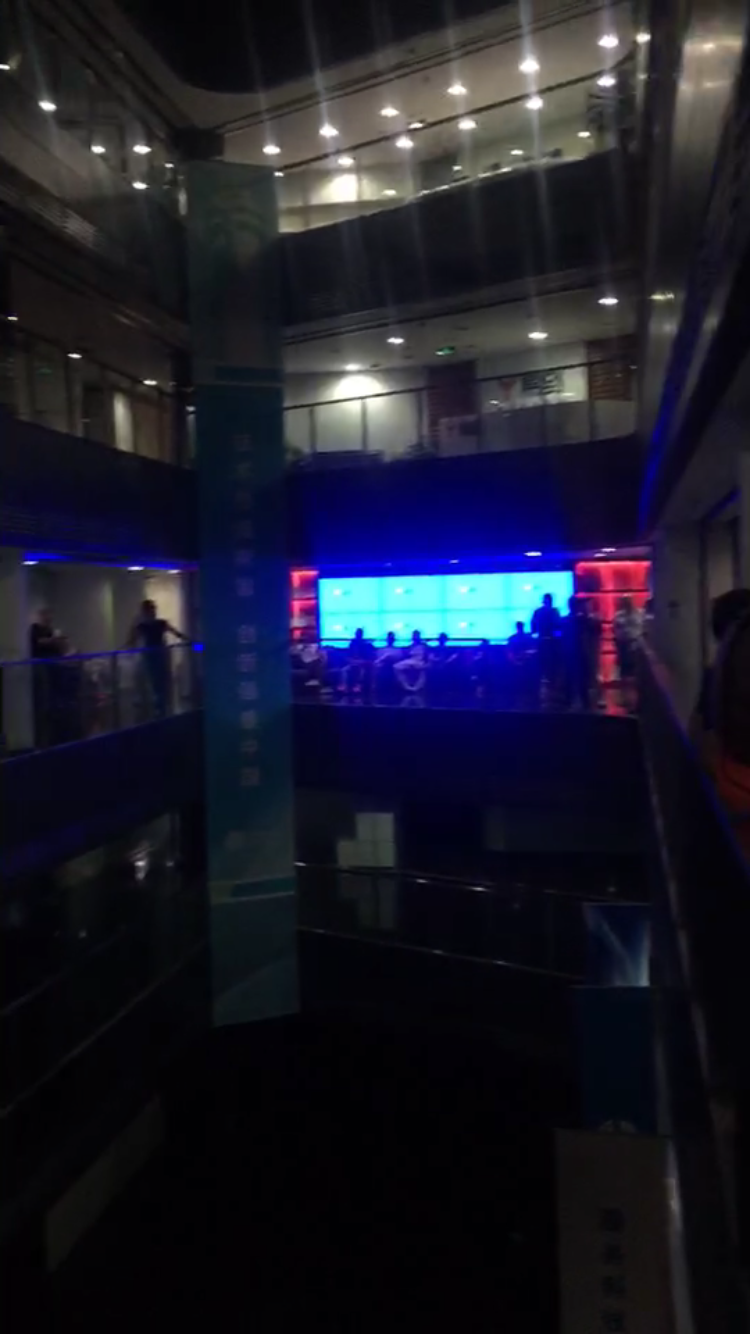 易到總部被司機圍攻：聲討司機與警察險發生沖突-鋒巢網