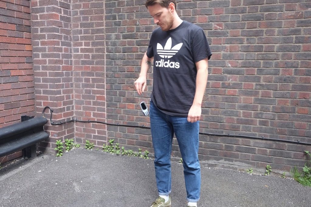 老外高樓測試2017新版 Nokia 3310 :耐用度不錯-鋒巢網(wǎng)