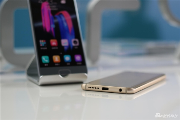 曲線機(jī)身流光四溢 榮耀9真機(jī)現(xiàn)場圖賞-鋒巢網(wǎng)