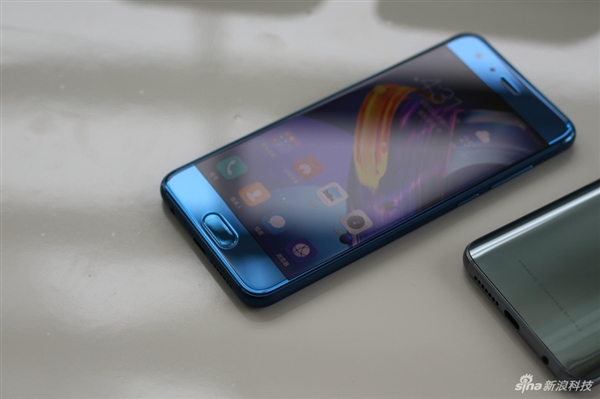 曲線機(jī)身流光四溢 榮耀9真機(jī)現(xiàn)場圖賞-鋒巢網(wǎng)