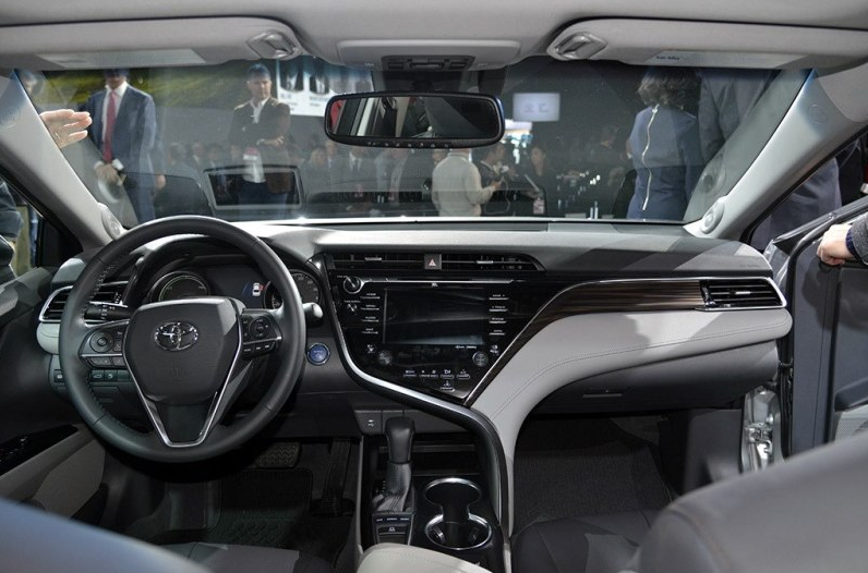 全新豐田凱美瑞11月上市：過(guò)去與現(xiàn)在，你愛(ài)的是哪個(gè)？-鋒巢網(wǎng)