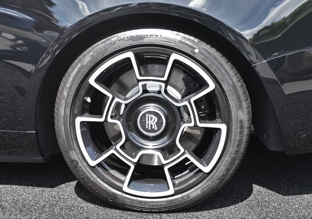 高貴的極致：勞斯萊斯曜影Black Badge，現(xiàn)已正式發(fā)布-鋒巢網(wǎng)