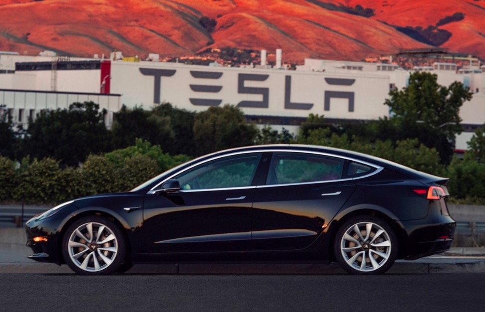 特斯拉CEO生日禮物：首輛Model 3電動車完成生產-鋒巢網