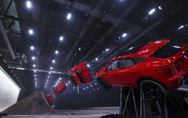 外國人為什么少系列:特技駕駛員開著捷豹旋轉飛上天!-鋒巢網