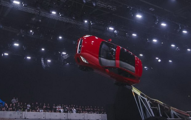 外國人為什么少系列:特技駕駛員開著捷豹旋轉(zhuǎn)飛上天!-鋒巢網(wǎng)