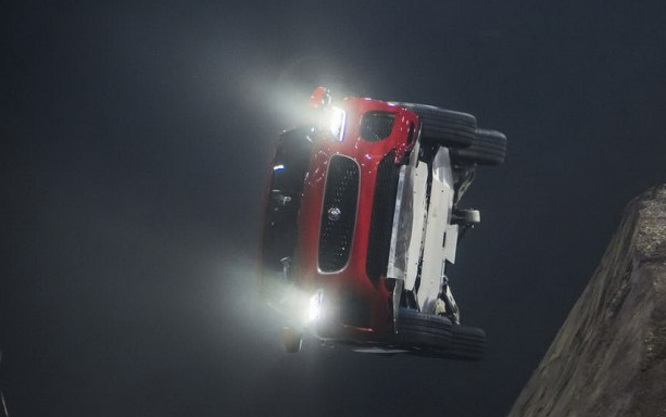 外國人為什么少系列:特技駕駛員開著捷豹旋轉(zhuǎn)飛上天!-鋒巢網(wǎng)