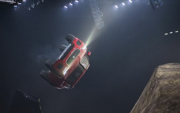 外國人為什么少系列:特技駕駛員開著捷豹旋轉(zhuǎn)飛上天!-鋒巢網(wǎng)