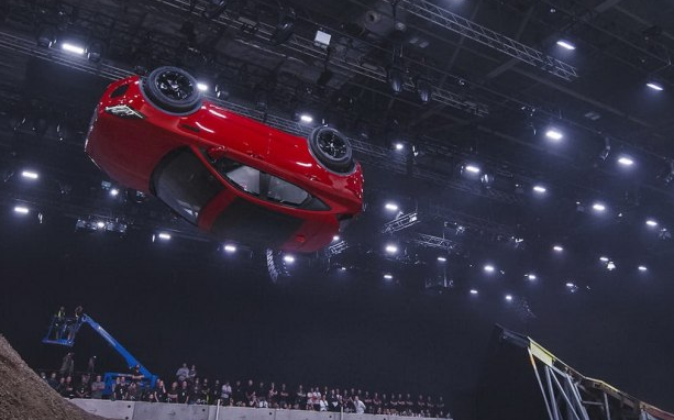 外國人為什么少系列:特技駕駛員開著捷豹旋轉飛上天!-鋒巢網