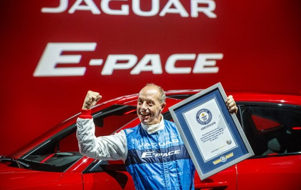 外國人為什么少系列:特技駕駛員開著捷豹旋轉飛上天!-鋒巢網