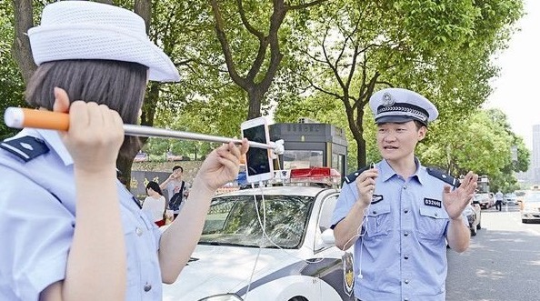 給交警直播點個贊,甭管有沒有吃瓜群眾-鋒巢網(wǎng)