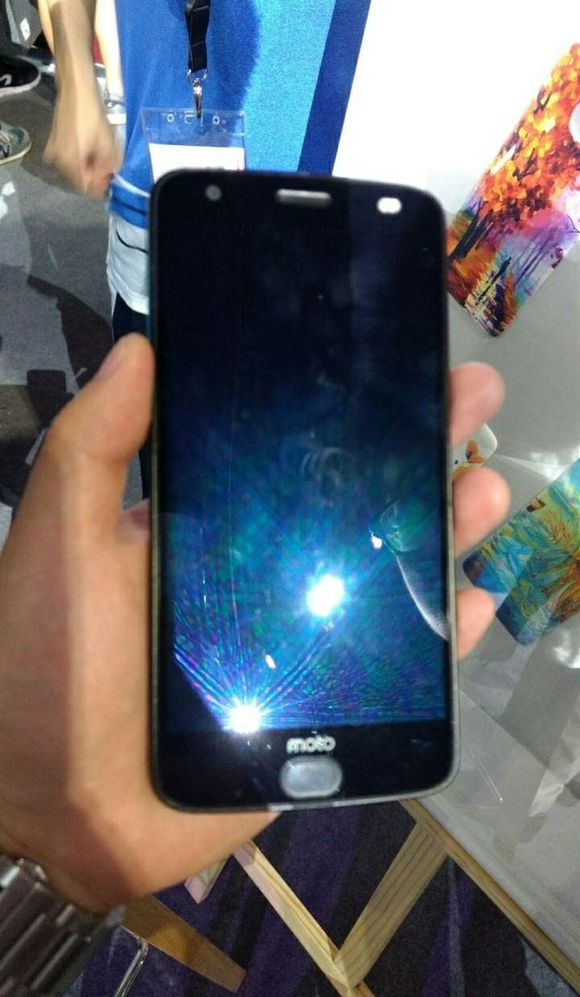 不碎屏的超薄旗艦Moto Z Force將發(fā)布，然而真機(jī)又提前曝光了-鋒巢網(wǎng)