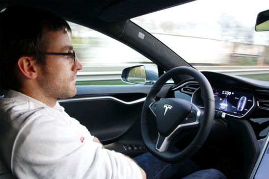 Model 3剛交付,自動駕駛又被黑客入侵了-鋒巢網