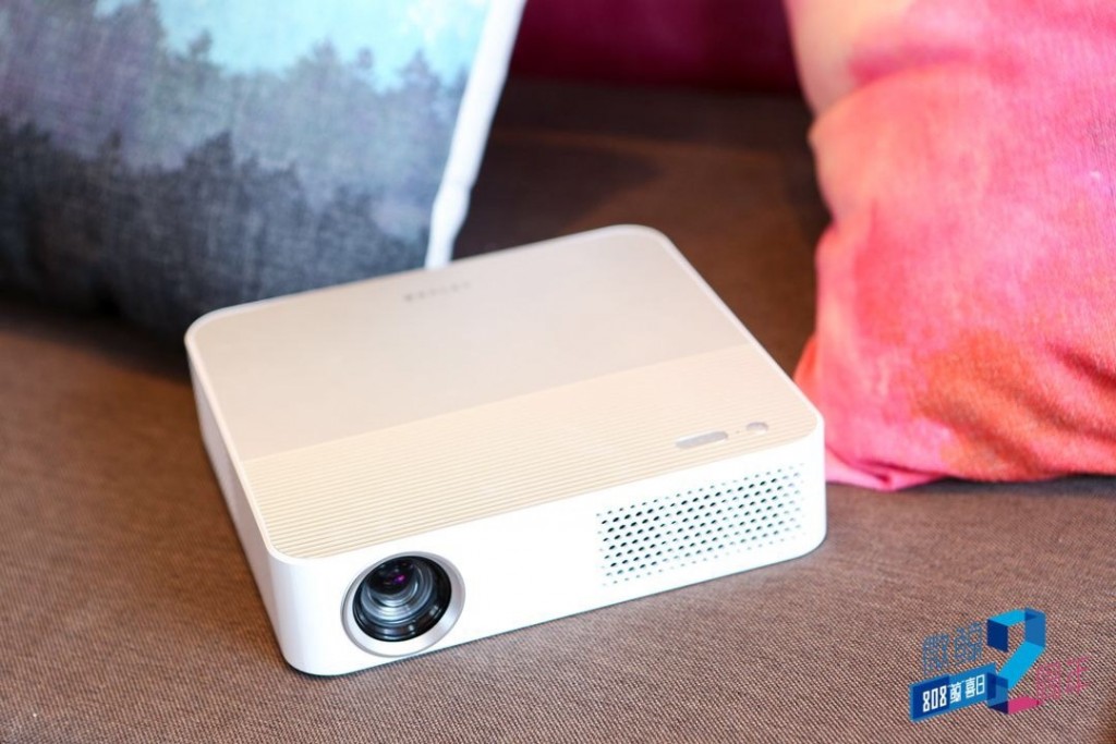 1200ANSI流明高亮度打破光線束縛 微鯨智能投影F1 PLUS新品上市-鋒巢網