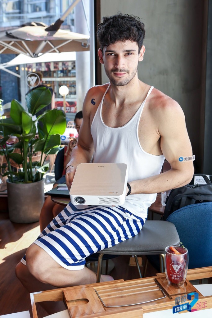 1200ANSI流明高亮度打破光線束縛 微鯨智能投影F1 PLUS新品上市-鋒巢網