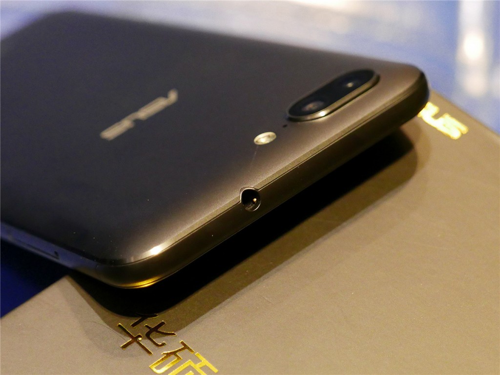 5000mAh大容量電池+雙鏡頭設計 華碩電神4評測-鋒巢網