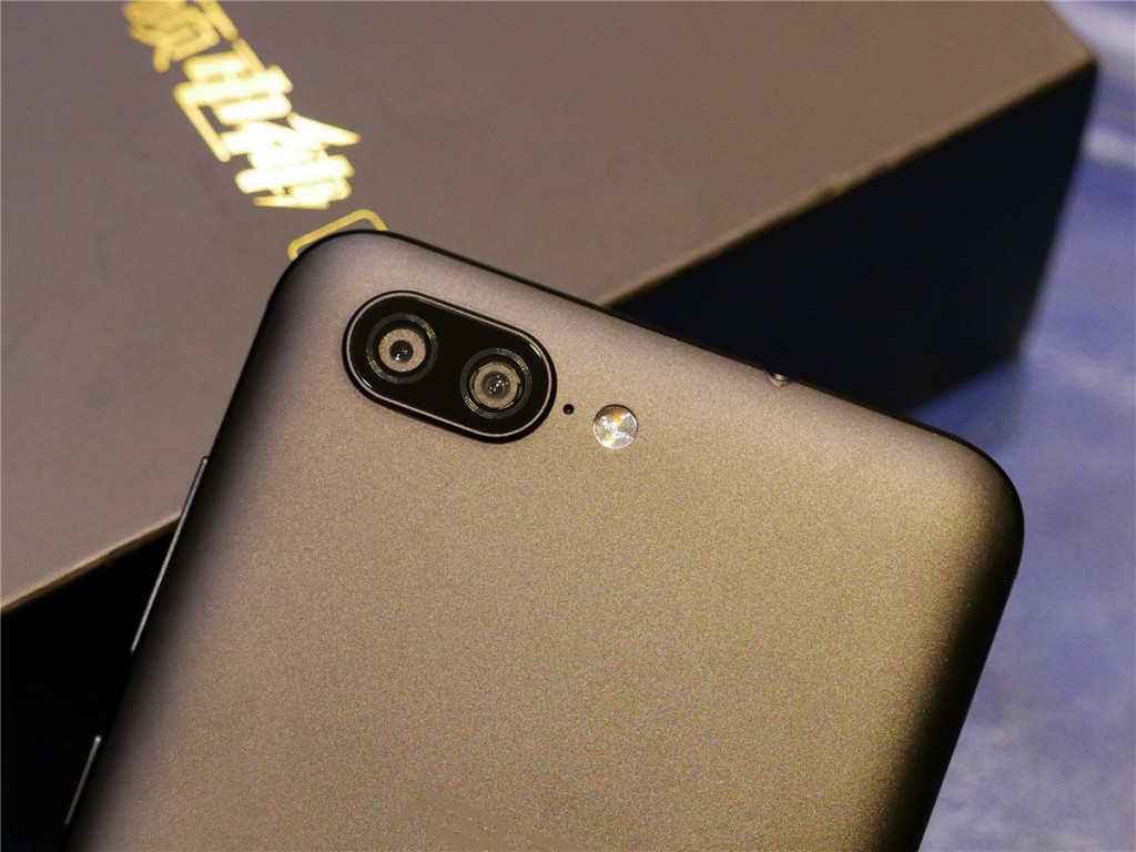 5000mAh大容量電池+雙鏡頭設計 華碩電神4評測-鋒巢網