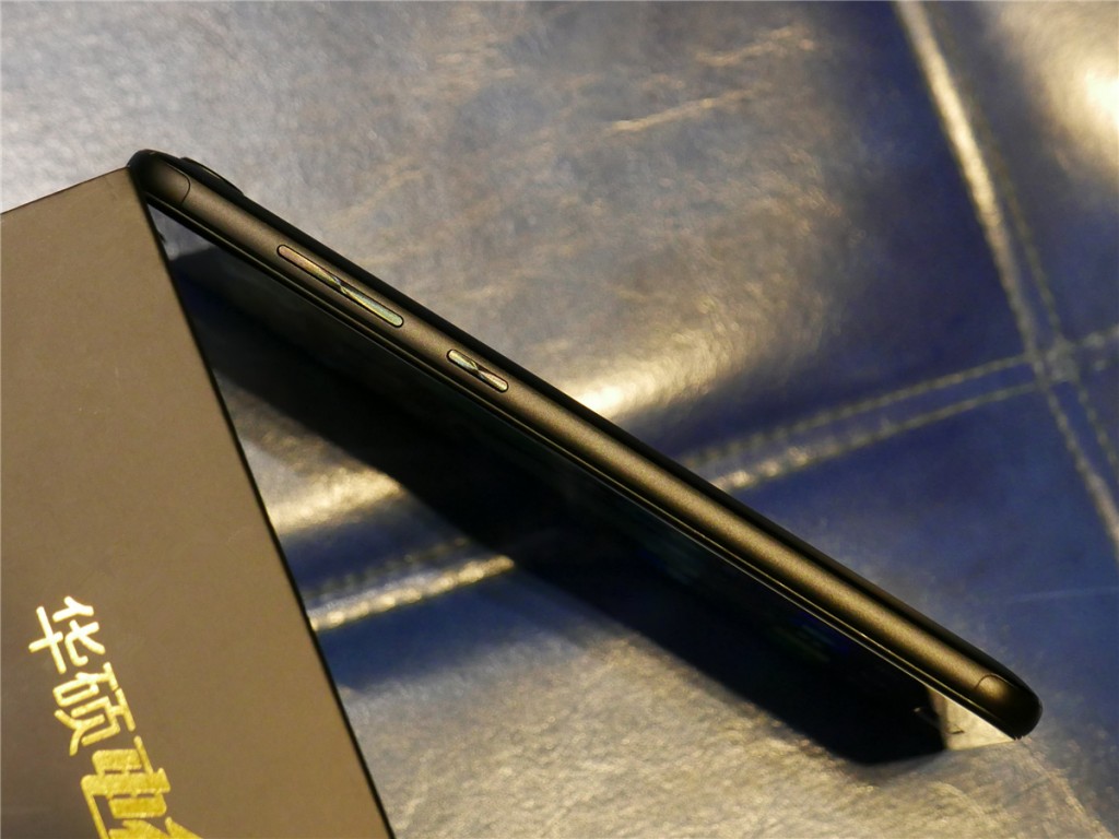 5000mAh大容量電池+雙鏡頭設計 華碩電神4評測-鋒巢網