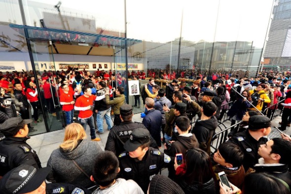 iPhone 8首發日:店員比果粉還多,安保都笑了-鋒巢網