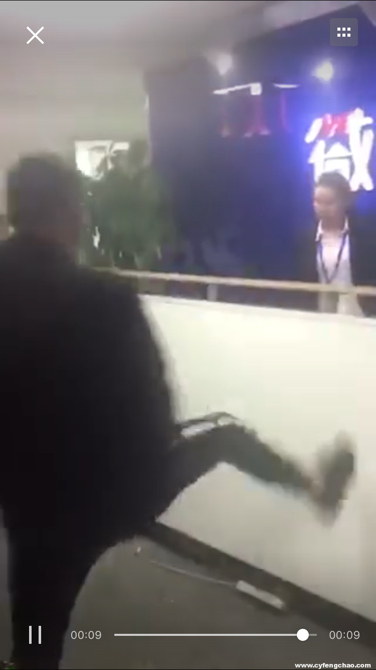 網(wǎng)友爆料：微貸網(wǎng)公司員工被打，前臺(tái)被砸-鋒巢網(wǎng)