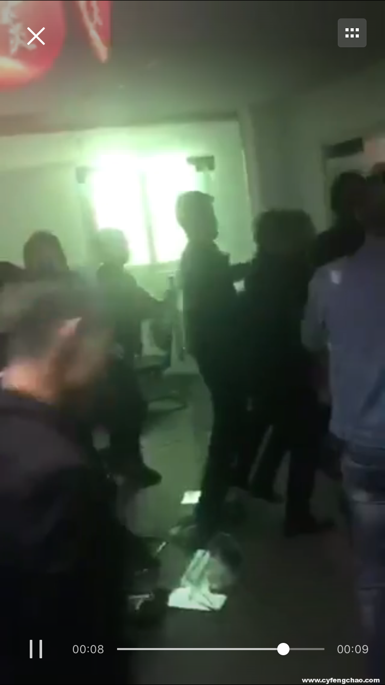 網(wǎng)友爆料：微貸網(wǎng)公司員工被打，前臺(tái)被砸-鋒巢網(wǎng)