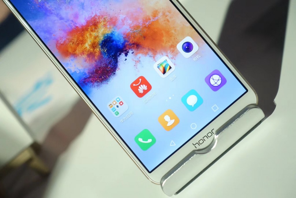 榮耀發布了一款1299元的“全面屏”手機，不過你覺得它夠“全面”嗎-鋒巢網