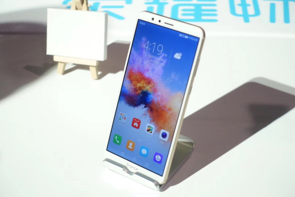 榮耀發布了一款1299元的“全面屏”手機，不過你覺得它夠“全面”嗎-鋒巢網