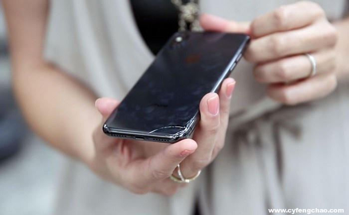 新買的iPhone X要不要戴套？看看外媒的測試怎么說-鋒巢網