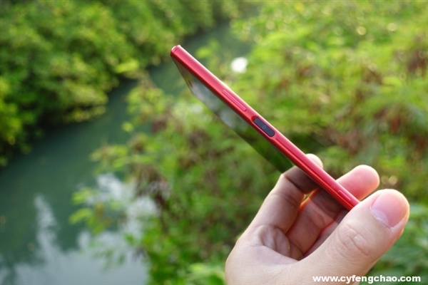 索尼Xperia XZ Premium鏡紅版真機亮相 全面屏大潮下的最后堅守者？-鋒巢網