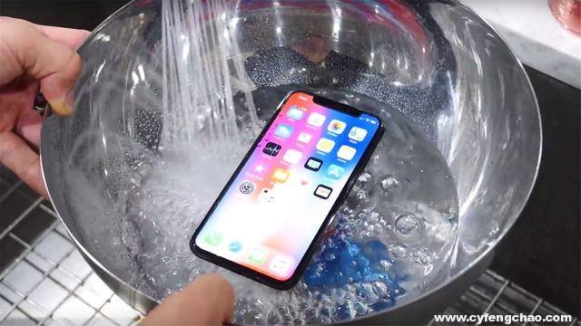 成冰塊的iPhoneX高空拋下 用吹風(fēng)筒救活了-鋒巢網(wǎng)