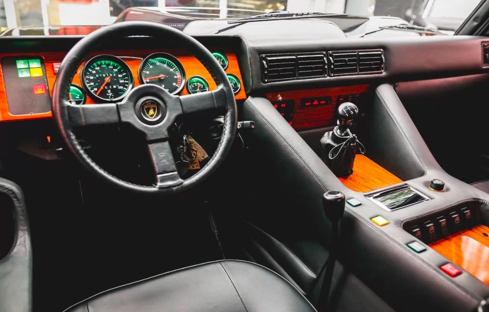 霸氣側漏：蘭博基尼首輛 SUV以$47萬美元在紐約拍出-鋒巢網