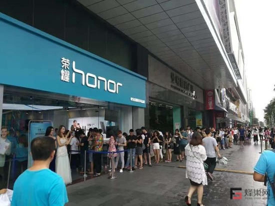 榮耀 從“跟隨”到“破局”,華為四年前種下的這畝試驗田成功了-鋒巢網