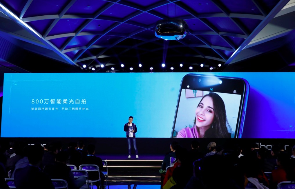 人臉識別引領7項驚喜 899元榮耀暢玩7C VERY“耐撕”-鋒巢網