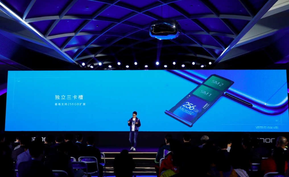 人臉識別引領7項驚喜 899元榮耀暢玩7C VERY“耐撕”-鋒巢網