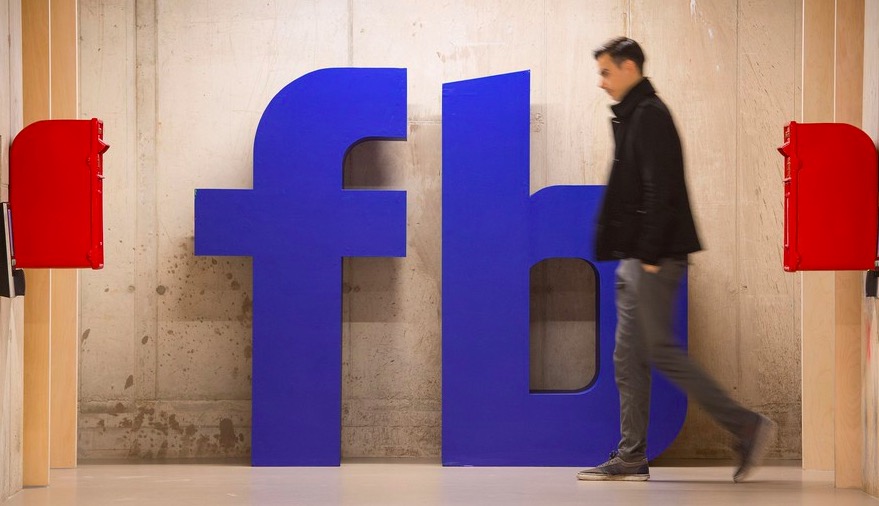 Facebook暫停幫助特朗普的英國劍橋分析公司-鋒巢網