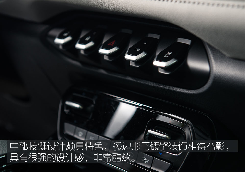 高顏值兼顧實(shí)用性 體驗(yàn)寶駿530-鋒巢網(wǎng)