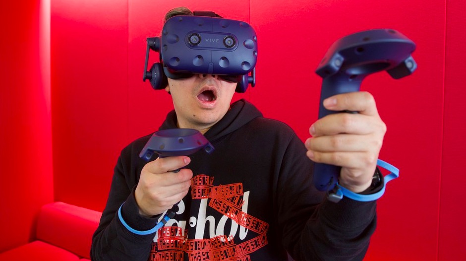 外媒點評:HTC Vive Pro是最好的VR頭盔,前提是得有錢-鋒巢網