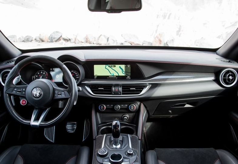 阿爾法·羅密歐推四葉草Stelvio QV：北京車展上的一抹小幸運-鋒巢網