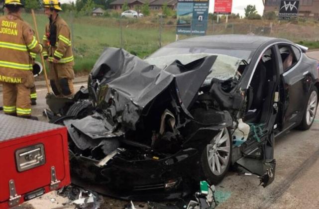 特斯拉又發生追尾事故,未確定是否啟用了Autopilot功能-鋒巢網