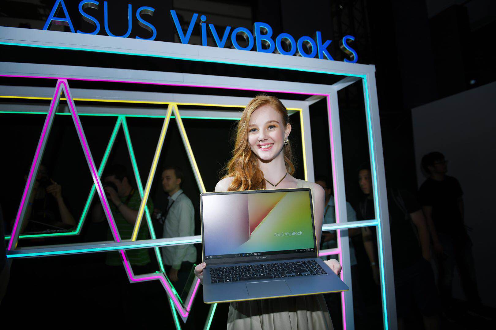 驚艷COMPUTEX2018 蓋爾·加朵為華碩全新靈耀輕薄本-鋒巢網