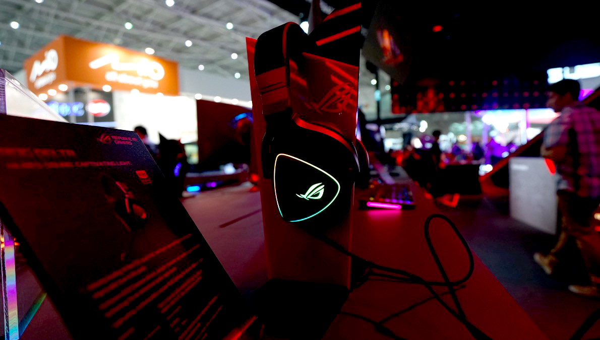 鋒巢網(wǎng)直播| 2018臺(tái)北電腦展：只為勇者而生 華碩ROG&靈耀X新品發(fā)布會(huì)直播-鋒巢網(wǎng)