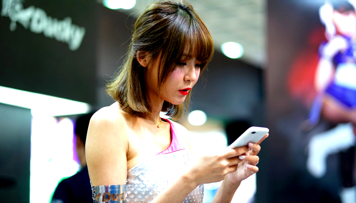 鋒巢網(wǎng)直播| 2018臺(tái)北電腦展：只為勇者而生 華碩ROG&靈耀X新品發(fā)布會(huì)直播-鋒巢網(wǎng)